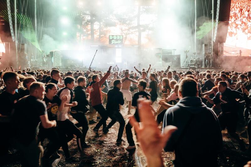 Menschenmenge während eines Moshpit vor der Bühne, als Finch spielt beim Sputnik Spring Break Festival 2023. 
Das Festival wird vom Radiosender MDR Sputnik präsentiert und fand über die Tage vom 26. Mai bis 29. Mai bei Bitterfeld statt. Es traten eine Vielzahl bekannter Bands und Musiker*innen auf, sowohl national als auch international bekannt.   --  Crowd during mosh pit in front of stage when Finch plays at the Sputnik Spring Break Festival 2023. 
The festival is presented by the radio station MDR Sputnik and took place over the days from 26 May to 29 May near Bitterfeld. A variety of well-known bands and musicians performed, both nationally and internationally known.