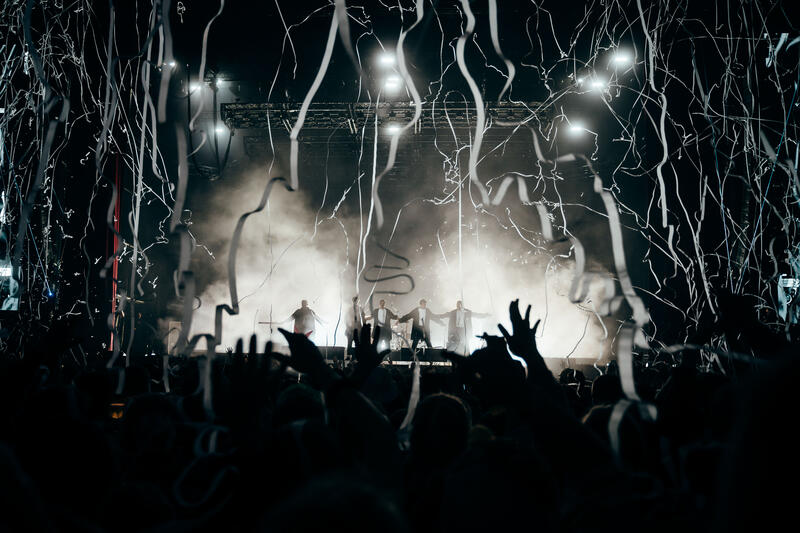 Kraftklub beim Sputnik Spring Break Festival 2023. Das Festival wird vom Radiosender MDR Sputnik präsentiert und fand über die Tage vom 26. Mai bis 29. Mai bei Bitterfeld statt. Es traten eine Vielzahl bekannter Bands und Musiker*innen auf, sowohl national als auch international bekannt. ** Kraftklub at the Sputnik Spring Break Festival 2023. The festival is presented by the radio station MDR Sputnik and took place over the days from 26 May to 29 May near Bitterfeld. A variety of well-known bands and musicians performed, both nationally and internationally known.