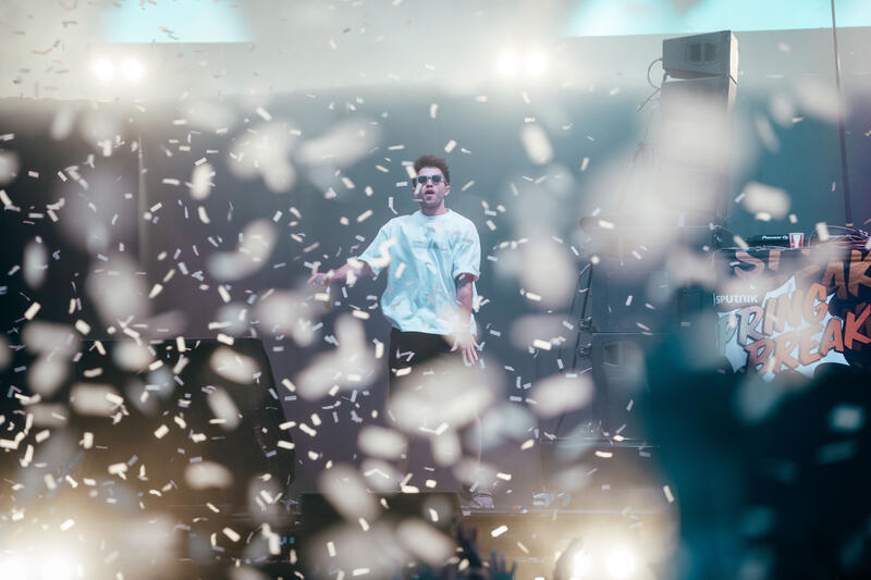 Vize beim Sputnik Spring Break Festival 2023. 
Das Festival wird vom Radiosender MDR Sputnik präsentiert und fand über die Tage vom 26. Mai bis 29. Mai bei Bitterfeld statt. Es traten eine Vielzahl bekannter Bands und Musiker*innen auf, sowohl national als auch international bekannt.   --  Vize at the Sputnik Spring Break Festival 2023. 
The festival is presented by the radio station MDR Sputnik and took place over the days from 26 May to 29 May near Bitterfeld. A variety of well-known bands and musicians performed, both nationally and internationally known.