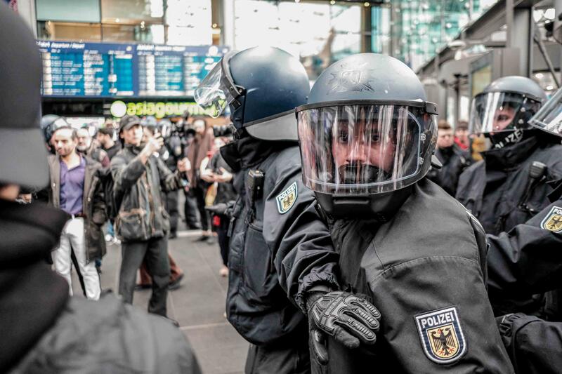 Polizist schaut geladen in die Kamera. Am 29.03.2024 versammelten sich ca. 150 Menschen unangemeldet im Hauptbahnhof in Berlin, Deutschland in Solidarität mit der palästinensischen Bevölkerung, um einen Waffenstillstand in Gaza zu fordern. Die Polizei riss immer wieder Einzelne gewaltsam aus der Versammlung und zerrte nach ein paar Stunden die verbliebenen Demonstranten auf den Washingtonplatz, bevor sie die Versammlung dort endgültig auflöste. On March 29, 2024, around 150 people gathered unannounced at the main train station in Berlin, Germany, in solidarity with the Palestinian people to demand a ceasefire in Gaza. The police repeatedly and violently tore individuals away from the gathering and, after a few hours, dragged the remaining demonstrators to Washingtonplatz before finally breaking up the gathering there.