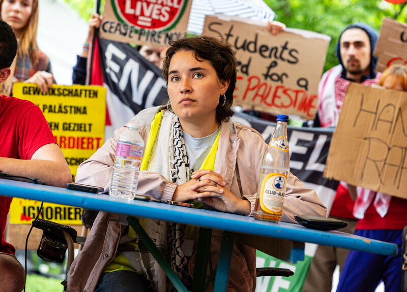 Naomi. Pressekonferenz des Protestcamp für Palästina vor der Ludwig-Maximilian-Universität am 15.5.2024 in München. Die Studierenden fordern u.a. die Freilassung aller Geiseln, eine Positionierung der Uni-Leitung gegen das Vorgehen des IDF in Gaza, die Einführung einer Zivilklausel und die Beendigung der Zusammenarbeit mit israelischen Universitäten.   --   Naomi. Press conference of the protest camp for Palestine in front of the Ludwig Maximilian University of Munich on May 15, 2024 in Munich, Germany. Among other things, the students are demanding the release of all hostages, a position from the university management against the IDF's actions in Gaza, the introduction of a civil clause and an end to cooperation with Israeli universities.