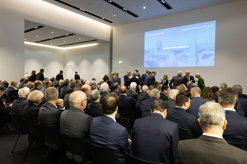 Stimmung und Gespräche vor Beginn des Bayerischen Bankentags 2024 am 22.11.2024 im HVB-Tower in München.   --  Good atmosphere and conversations at the Bavarian Banking Day 2024 on November 22nd, 2024 in the HVB Tower in Munich, Germany.