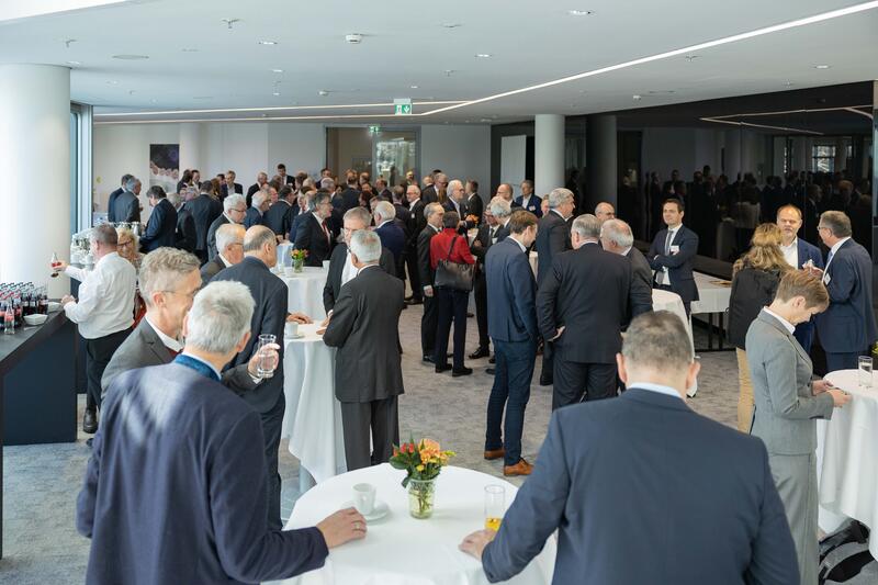 Stimmung und Gespräche vor Beginn des Bayerischen Bankentags 2024 am 22.11.2024 im HVB-Tower in München.   --  Good atmosphere and conversations at the Bavarian Banking Day 2024 on November 22nd, 2024 in the HVB Tower in Munich, Germany.