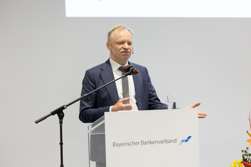 ifo Präsident Prof. Clemens Fuest beim Bayerischen Bankentag 2024 am 22.11.2024 im HVB-Tower in München.   --   ifo president Prof. Clemens Fuest at the Bavarian Banking Day 2024 on November 22nd, 2024 in the HVB Tower in Munich, Germany.