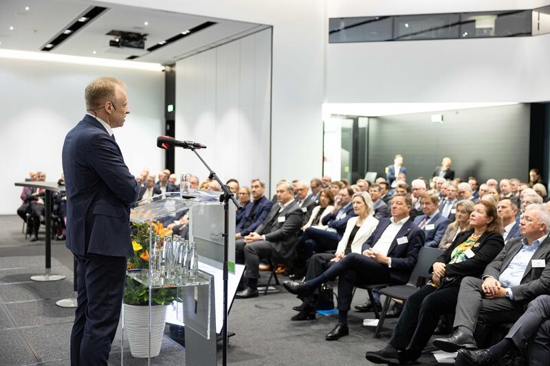 ifo Präsident Prof. Clemens Fuest, Hypovereinsbank CEO Marion Höllinger, Ministerpräsident Markus Söder ( CSU ), Baader Bank CEO Nico Baader, Angelika Niebler ( CSU ), Markus Ferber (CSU ) beim Bayerischen Bankentag 2024 am 22.11.2024 im HVB-Tower in München.   --   ifo president Prof. Clemens Fuest, Hypovereinsbank CEO Marion Hoellinger, minister president Markus Soeder ( CSU ), Baader Bank CEO Nico Baader, Angelika Niebler ( CSU ), Markus Ferber (CSU ) at the Bavarian Banking Day 2024 on November 22nd, 2024 in the HVB Tower in Munich, Germany.