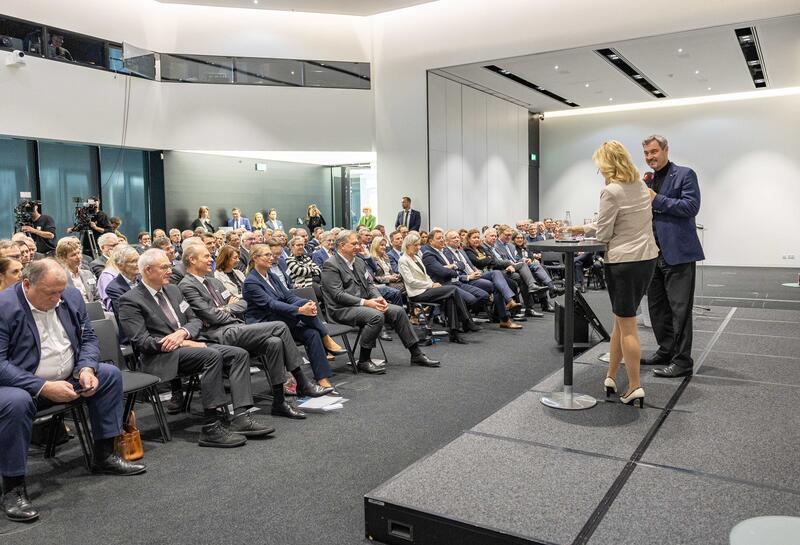 Carola Ferstl, Ministerpräsident Markus Söder ( CSU ) beim Bayerischen Bankentag 2024 am 22.11.2024 im HVB-Tower in München.   --   Carola Ferstl, minister president Markus Soeder ( CSU ) at the Bavarian Banking Day 2024 on November 22nd, 2024 in the HVB Tower in Munich, Germany.