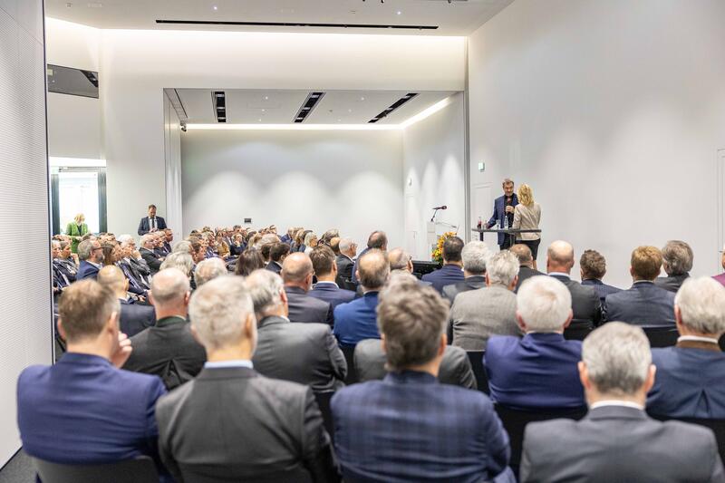 Carola Ferstl, Ministerpräsident Markus Söder ( CSU ) beim Bayerischen Bankentag 2024 am 22.11.2024 im HVB-Tower in München.   --   Carola Ferstl, minister president Markus Soeder ( CSU ) at the Bavarian Banking Day 2024 on November 22nd, 2024 in the HVB Tower in Munich, Germany.