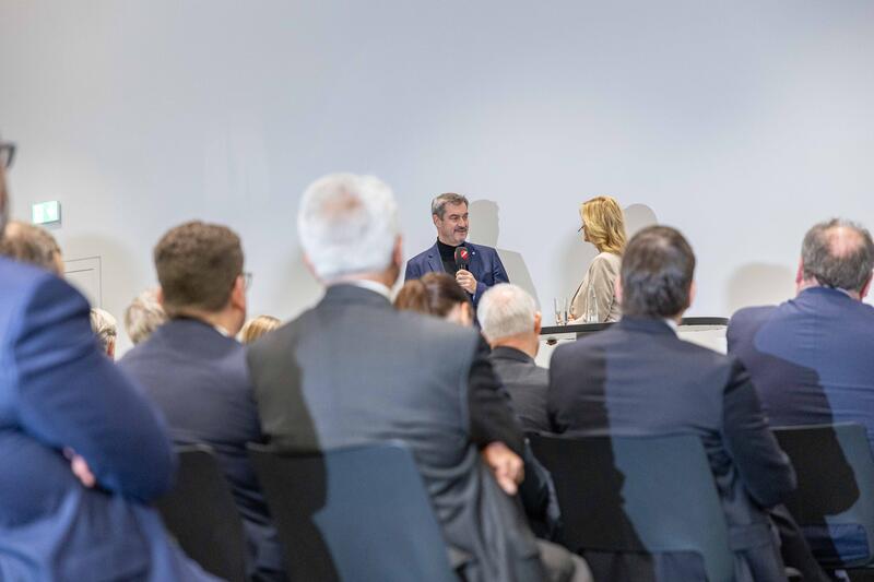 Carola Ferstl, Ministerpräsident Markus Söder ( CSU ) beim Bayerischen Bankentag 2024 am 22.11.2024 im HVB-Tower in München.   --   Carola Ferstl, minister president Markus Soeder ( CSU ) at the Bavarian Banking Day 2024 on November 22nd, 2024 in the HVB Tower in Munich, Germany.