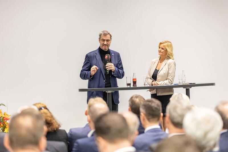 Carola Ferstl, Ministerpräsident Markus Söder ( CSU ) beim Bayerischen Bankentag 2024 am 22.11.2024 im HVB-Tower in München.   --   Carola Ferstl, minister president Markus Soeder ( CSU ) at the Bavarian Banking Day 2024 on November 22nd, 2024 in the HVB Tower in Munich, Germany.