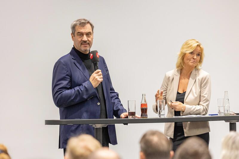 Carola Ferstl, Ministerpräsident Markus Söder ( CSU ) beim Bayerischen Bankentag 2024 am 22.11.2024 im HVB-Tower in München.   --   Carola Ferstl, minister president Markus Soeder ( CSU ) at the Bavarian Banking Day 2024 on November 22nd, 2024 in the HVB Tower in Munich, Germany.