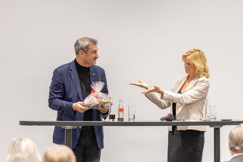 Carola Ferstl, Ministerpräsident Markus Söder ( CSU ) beim Bayerischen Bankentag 2024 am 22.11.2024 im HVB-Tower in München.   --   Carola Ferstl, minister president Markus Soeder ( CSU ) at the Bavarian Banking Day 2024 on November 22nd, 2024 in the HVB Tower in Munich, Germany.