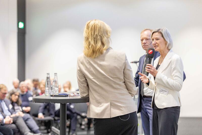 Carola Ferstl, Angelika Niebler ( CSU ), Clemens Fuest beim Bayerischen Bankentag 2024 am 22.11.2024 im HVB-Tower in München.   --   Carola Ferstl, Angelika Niebler ( CSU ), Clemens Fuest at the Bavarian Banking Day 2024 on November 22nd, 2024 in the HVB Tower in Munich, Germany.
