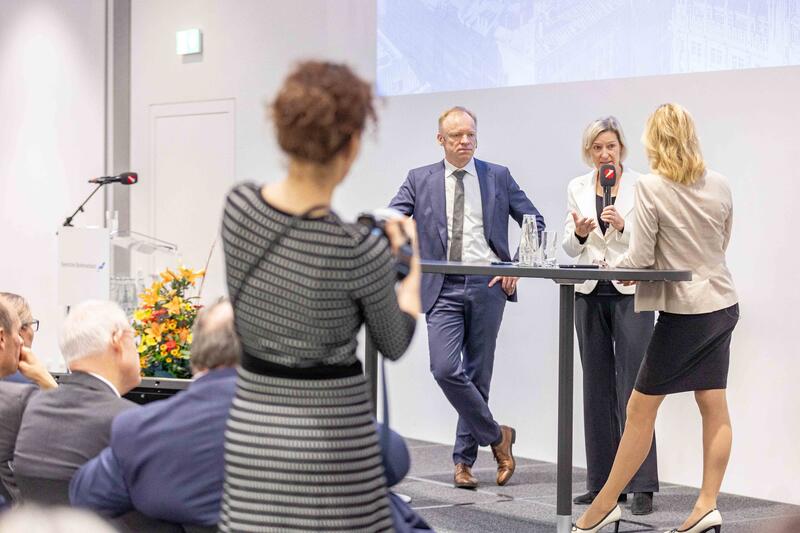 Carola Ferstl, Angelika Niebler ( CSU ), Clemens Fuest beim Bayerischen Bankentag 2024 am 22.11.2024 im HVB-Tower in München.   --   Carola Ferstl, Angelika Niebler ( CSU ), Clemens Fuest at the Bavarian Banking Day 2024 on November 22nd, 2024 in the HVB Tower in Munich, Germany.