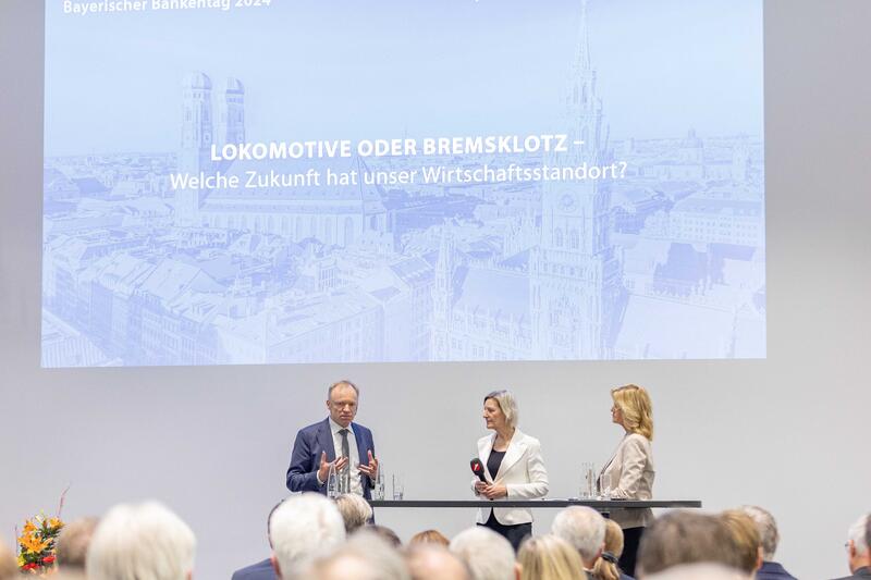 Carola Ferstl, Angelika Niebler ( CSU ), Clemens Fuest beim Bayerischen Bankentag 2024 am 22.11.2024 im HVB-Tower in München.   --   Carola Ferstl, Angelika Niebler ( CSU ), Clemens Fuest at the Bavarian Banking Day 2024 on November 22nd, 2024 in the HVB Tower in Munich, Germany.