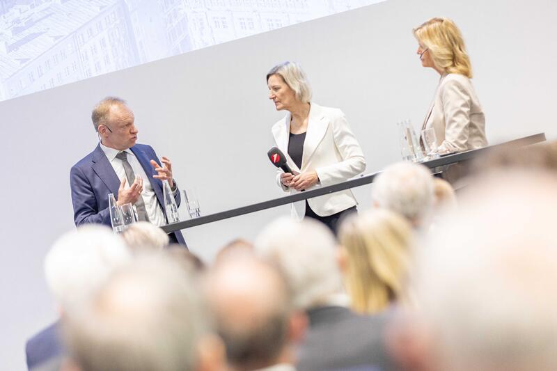 Carola Ferstl, Angelika Niebler ( CSU ), Clemens Fuest beim Bayerischen Bankentag 2024 am 22.11.2024 im HVB-Tower in München.   --   Carola Ferstl, Angelika Niebler ( CSU ), Clemens Fuest at the Bavarian Banking Day 2024 on November 22nd, 2024 in the HVB Tower in Munich, Germany.