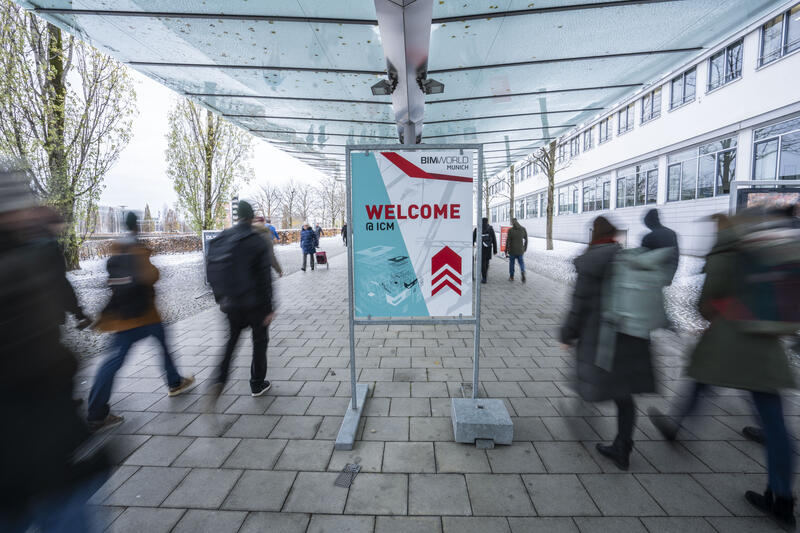 Weg zu der ISPO (Internationale Fachmesse für Sportartikel und Sportmode) am 29. November 2023 in München Deutschland. Die ISPO ist die weltweit größte Messe mit dem Fachgebiet Sport, viele neue Trends der Sport Industrie werden gezeigt. -- Entrance way to ISPO (International Trade Fair for Sporting Goods and Sports Fashion) on November 29, 2023 in Munich, Germany. ISPO is the world's largest trade fair specializing in sports, many new trends in the sports industry are shown.