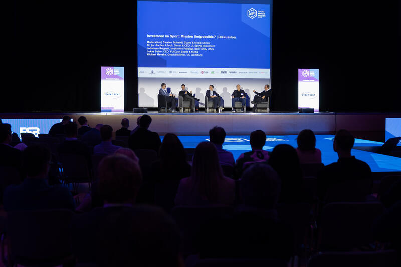 Carsten Schmidt, Sports & Media Advisor, Jochen Lösch, JL Sports Investment, Johannes Ruppert, Bolt Family Office,
Lukas Seiler, FullCourt Sports & Media, Michael Meeske, VfL Wolfsburg, beim Sport Marke Medien am Media Day der ISPO 2024, einer Fachmesse und Business-Festival für die Sport-, Lifestyle-, Health- und Techindustrie am 02.12.2024 in München.   --   Carsten Schmidt, Sports & Media Advisor, Jochen Loesch, JL Sports Investment, Johannes Ruppert, Bolt Family Office,
Lukas Seiler, FullCourt Sports & Media, Michael Meeske, VfL Wolfsburg, at the Sport Marke Medien at the Media Day of the ISPO 2024, a trade fair and business festival fot the sports, lifestyle and tech industry on December 2nd, 2024 in Munich, Germany.