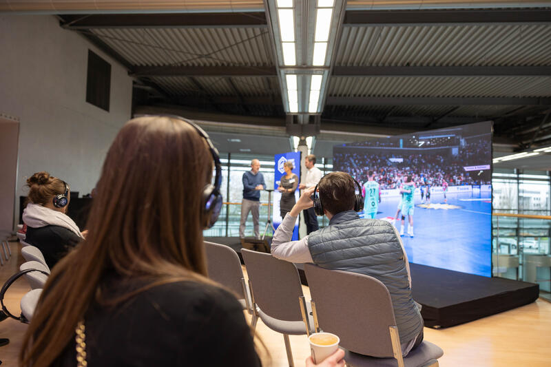 Zuschauer hören mit Kopfhörern dem Referenten zu beim Sport Marke Medien am Media Day der ISPO 2024, einer Fachmesse und Business-Festival für die Sport-, Lifestyle-, Health- und Techindustrie am 02.12.2024 in München.   --   People listen to the speakers with headphones at the Sport Marke Medien at the Media Day of the ISPO 2024, a trade fair and business festival fot the sports, lifestyle and tech industry on December 2nd, 2024 in Munich, Germany.