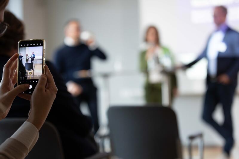 Handyfoto beim Sport Marke Medien am Media Day der ISPO 2024, einer Fachmesse und Business-Festival für die Sport-, Lifestyle-, Health- und Techindustrie am 02.12.2024 in München.   --   Phone photo during a discussion at the Sport Marke Medien at the Media Day of the ISPO 2024, a trade fair and business festival fot the sports, lifestyle and tech industry on December 2nd, 2024 in Munich, Germany.