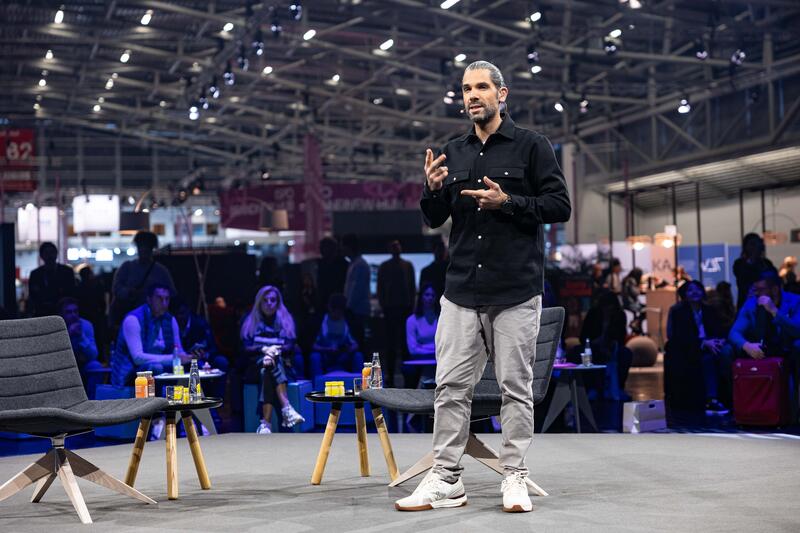 Moderator Daniel Herzog am 4.12.2024 auf der ISPO, einer Fachmesse und Business-Festival für die Sport-, Lifestyle-, Health- und Techindustrie, in München. -- Host Daniel Herzog at the ISPO, a trade fair and business festival fot the sports, lifestyle and tech industry, on Decmeber 4, 2024 in Munich, Germany
