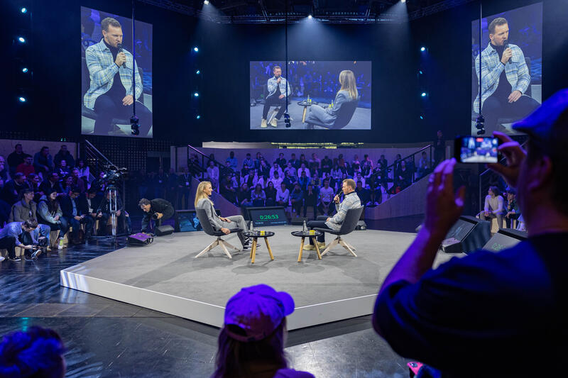 Der deutsche Fußball Bundestrainer Julian Nagelsmann wird am 5.12.2024 auf der ISPO, einer Fachmesse und Business-Festival für die Sport-, Lifestyle-, Health- und Techindustrie, in München von Katharina Kleinfeldt interviewt. -- The German football national coach Julian Nagelsmann getting interviewed by Katharina Kleinfeldt at the ISPO, a trade fair and business festival fot the sports, lifestyle and tech industry, on Decmeber 5, 2024 in Munich, Germany.