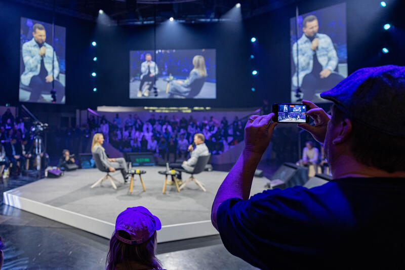 Der deutsche Fußball Bundestrainer Julian Nagelsmann wird am 5.12.2024 auf der ISPO, einer Fachmesse und Business-Festival für die Sport-, Lifestyle-, Health- und Techindustrie, in München von Katharina Kleinfeldt interviewt. -- The German football national coach Julian Nagelsmann getting interviewed by Katharina Kleinfeldt at the ISPO, a trade fair and business festival fot the sports, lifestyle and tech industry, on Decmeber 5, 2024 in Munich, Germany.
