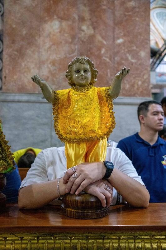 Tens of thousands of Catholic devotees of the Santo Niño, the child Jesus, in Tondo and Pandacan, Manila, participate in the procession and parade the statue during the annual Lakbayaw festival. Lakbayaw is a combination of the Filipino words lakbay (to travel) and sayaw (to dance). The event also includes Buling-Buling, a street dancing festival where devotees dress in colorful, dazzling traditional Filipino attire and march to the beat of bands. The procession took place on January 18, 2025, a day before the Feast Day, celebrated every third Sunday in January.
The image of the Santo Niño was brought to the Philippines by Portuguese conquistador Ferdinand Magellan in 1521. He gifted it to Hara Amihan of Cebu (later named Queen Juana) during her baptism, making them the first natives to accept Christianity.