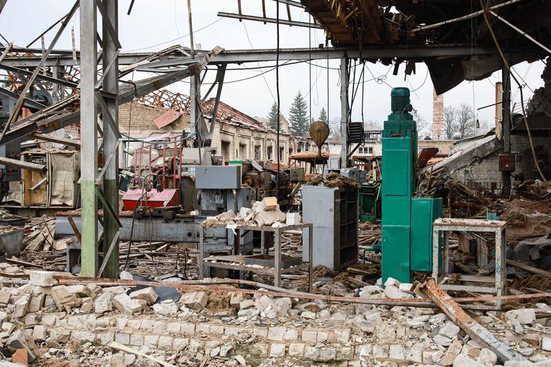Blick in eine zerstörte Produktionshalle In Kupjansk am 3. Januar 2023 A destroyed production hall in Kupjansk, 3 January 2023