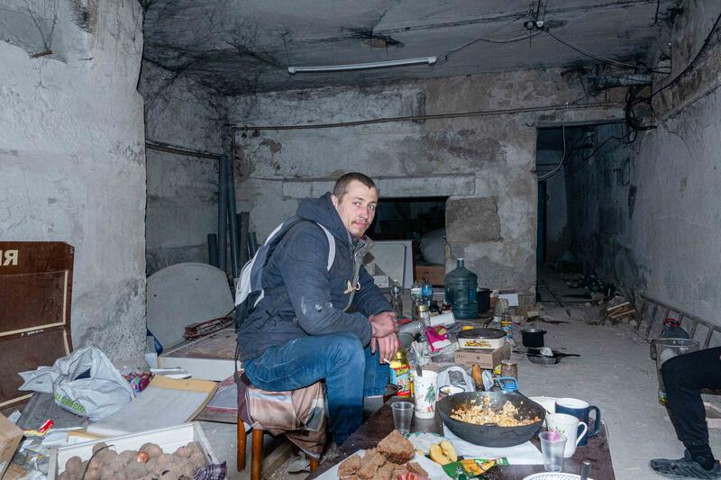 Ein Mann lebt am 13. April 2022 im Keller seines Wohnblocks, da seine Wohnung komplett zerbombt ist.   On 13 April 2022, a man lives in the basement of his apartment block because his flat has been completely bombed out.