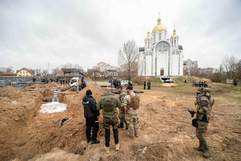 Am 13. April 2022 werden die letzten Leichen aus dem Massengrab in Butscha geborgen.  --  On 13 April 2022, the last bodies are recovered from the mass grave in Bucha.