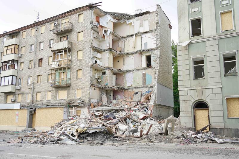 Einblick in ein zerstörtes Wohnhaus in der Innenstadt von Kharkiv. Dieses Foto wurde am 18. Juli 2022 aufgenommen. Kharkiv liegt nur etwa 30 Kilometer von der russischen Grenze entfernt und wird daher sehr oft attackiert.    Einblick in ein zerstörtes Wohnhaus in der Innenstadt von Kharkiv. Dieses Foto wurde am 18. Juli 2022 aufgenommen. Kharkiv liegt nur etwa 30 Kilometer von der russischen Grenze entfernt und wird daher sehr oft attackiert.