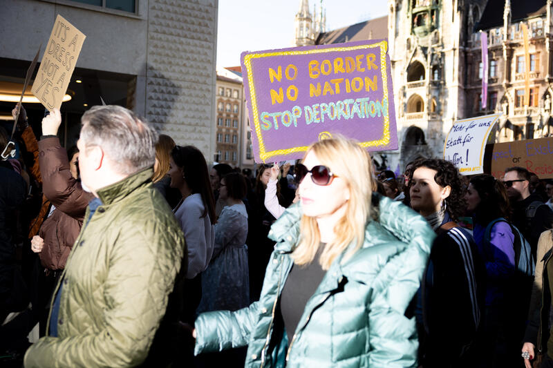 Pro-palästinensische Demo. Zum Internationalen Frauentag versammelten sich am 08.03.2025 in München auf verschiedenen Protesten tausende Menschen. Bei einer pro-palästinensischen Demo kam zu Einschüchterungen und einem Schlag gegen einen Journalisten.   --  Pro-Palestinian Demo. On the international women's day on March 08, 2025 several thousands gathered at different protests in Munich, Germany. At a pro-palestinian demonstration there were intimidations against journalists and a journalist was beaten.