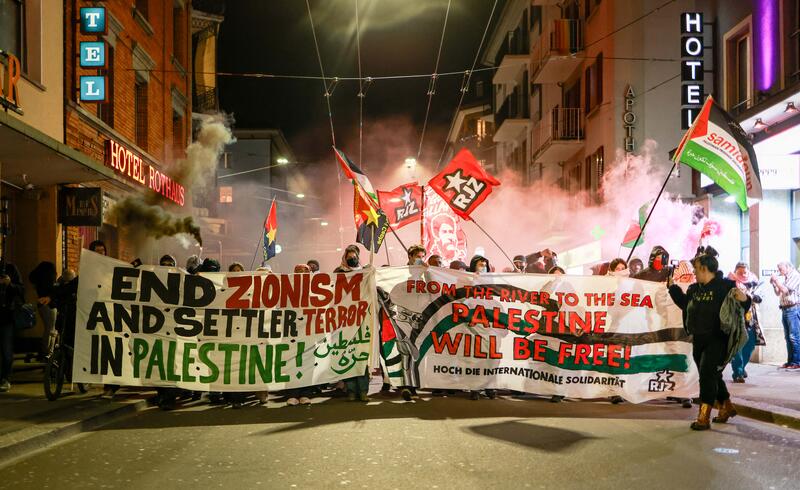 Pro-Palästina Spontandemo am Abend des 19. März 2025, in Zürich. An der Demonstration nahmen etwa 300 Personen teil. Sie protestieren gegen die erneuten Bombardements Israels auf Gaza.  --  Spontaneous pro-Palestine demonstration on the evening of 19 March 2025 in Zurich. Around 300 people took part in the demonstration. They protested against the new bombardments by the IDF on Gaza.