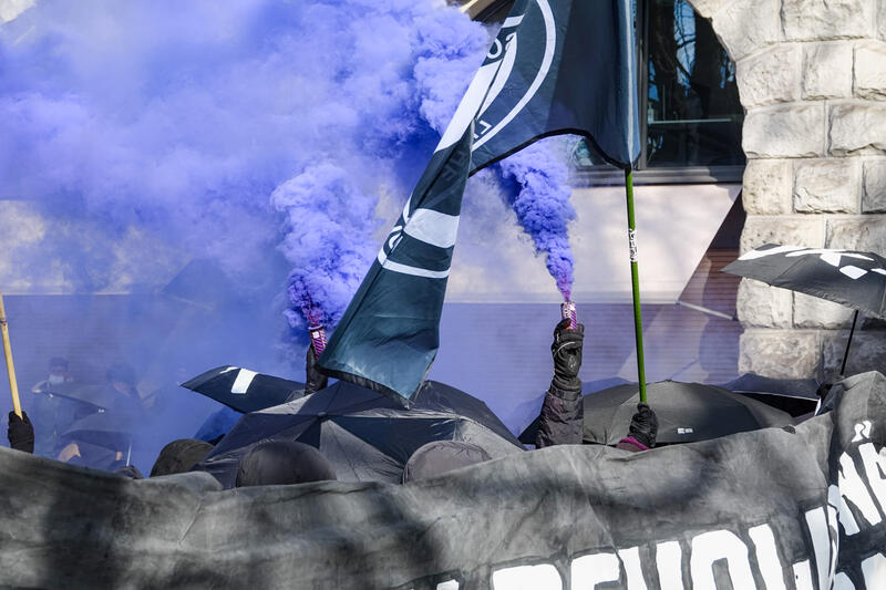 Bei der Demo "Züri Nazifrei" am 12. Februar 2022 stoppt die Stadtpolizei den Demozug an der Ecke Neumühlequai / Im Stadtgraben um das Vorrücken in den Kreis 1 zu verhindern.   At the "Züri Nazifrei" demonstration on 12 February 2022, the city police stop the demonstration at the corner of Neumühlequai / Im Stadtgraben to prevent it from advancing into District 1.