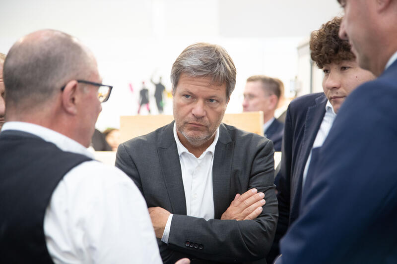 Robert Habeck ( Wirtschaftsminister, Bündnis 90 / Die Grünen ) auf dem Rundgang durch die Internationale Handwerksmesse am 6.7.2022 in München.    --   Robert Habeck ( economy minister, green party ) at the tour through the international craft trade fair on July 6, 2022 in Munich, Germany.