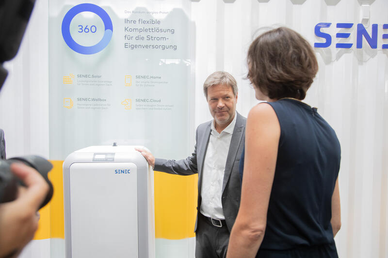 Robert Habeck ( Wirtschaftsminister, Bündnis 90 / Die Grünen ) auf dem Rundgang durch die Internationale Handwerksmesse am 6.7.2022 in München.    --   Robert Habeck ( economy minister, green party ) at the tour through the international craft trade fair on July 6, 2022 in Munich, Germany.