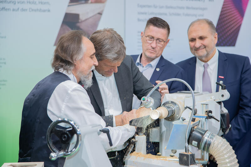 Robert Habeck ( Wirtschaftsminister, Bündnis 90 / Die Grünen ) beim Drechseln auf dem Rundgang durch die Internationale Handwerksmesse am 6.7.2022 in München.    --   Robert Habeck ( economy minister, green party ) working at a woodturing machine at the tour through the international craft trade fair on July 6, 2022 in Munich, Germany.