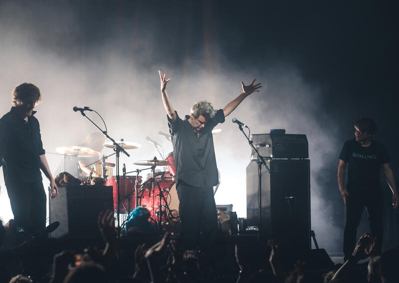 Am 20.04.2025 spielte die Band Tocotronic im Rahmen ihrer "Golden Years" Tour in der ausverkauften Columbiahalle in Berlin. Dabei spielten sie annähernd zwei Stunden lang Songs aus ihrer 30-jährigen Bandgeschichte.
Aktuelle Besetzung der Band:
Dirk von Lowtzow (Gesang und Gitarre)
Jan Müller (Bass)
Arne Zank (Schlagzeug) 
Felix Gebhard (Gitarre) - On 20.04.2025, the band Tocotronic performed at the sold-out Columbiahalle in Berlin as part of their "Golden Years" Tour. They played songs spanning their 30-year band history for nearly two hours.
Current band members:
Dirk von Lowtzow (vocals and guitar)
Jan Müller (bass)
Arne Zank (drums)
Felix Gebhard (guitar)