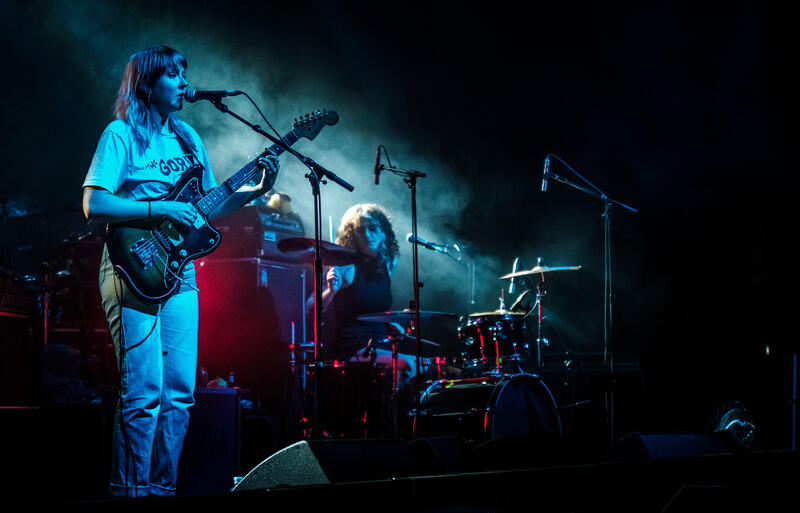 Die Berliner Band Cava, bestehend aus Peppi Ahrens und Mela Schulz, als Support Act für Tocotronic auf der Bühne der Columbiahalle Berlin am 20.04.2025. — The Berlin band Cava, consisting of Peppi Ahrens and Mela Schulz, performing as the support act for Tocotronic on the stage of Columbiahalle Berlin on April 20, 2025.