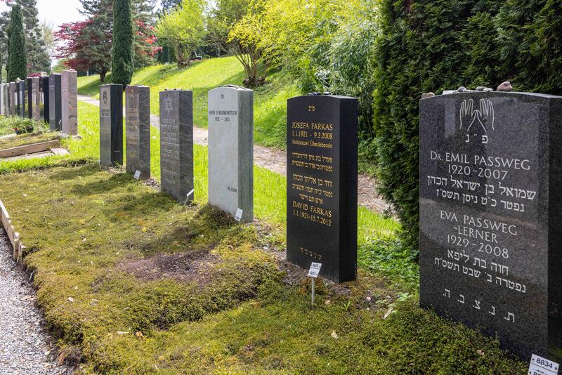 Auf dem israelitischen Friedhof Oberer Friesenberg in Zürich. Fotografiert am 27. April 2025.     At the Israelite cemetery Oberer Friesenberg in Zurich. Photographed on 27 April 2025.