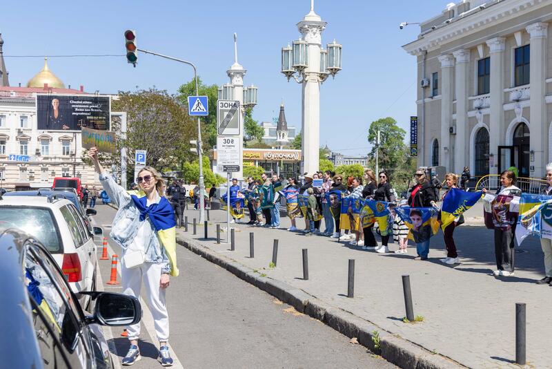 Neben dem Bahnhof von Odessa/Odesa gedenken Angehörige ihrer gefallenen Familienmitglieder. Fotografiert am 4. Mai 2025.    Next to the railway station in Odessa/Odesa, relatives commemorate their fallen family members. Photographed on 4 May 2025.