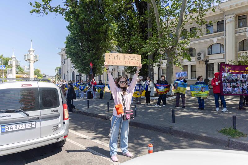 Neben dem Bahnhof von Odessa/Odesa gedenken Angehörige ihrer gefallenen Familienmitglieder. Fotografiert am 4. Mai 2025.    Next to the railway station in Odessa/Odesa, relatives commemorate their fallen family members. Photographed on 4 May 2025.