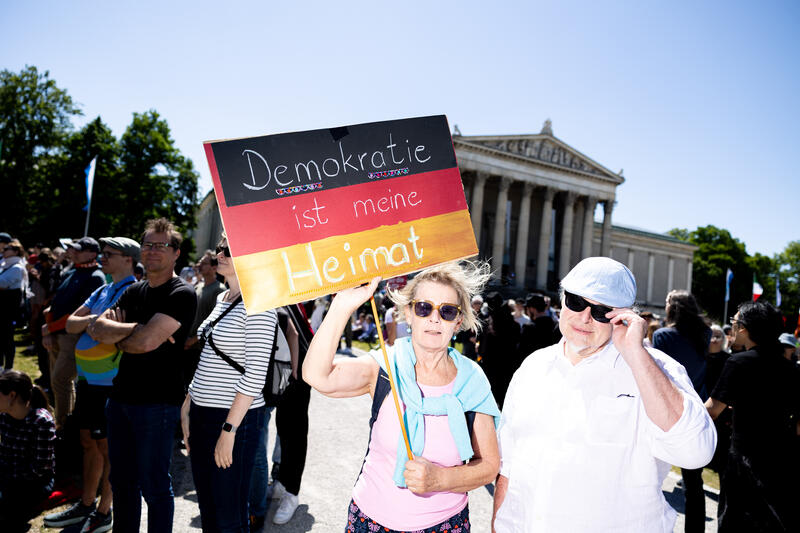 Am 11.05.2025 demonstrierten in München hunderte Menschen für das Verbot der AfD. Auch in 60 weiteren Städten wurden nach der Einstufung des Verfassungsschutz der AfD als gesichert rechtsextrem gleiche Proteste angekündigt.   --   On May 11, 2025, hundreds of people demonstrated in Munich, Germany for a ban of the AfD. Similar protests were also announced in 60 other towns following the classification of the AfD as a confirmed right-wing extremist party by the Verfassungsschutz.