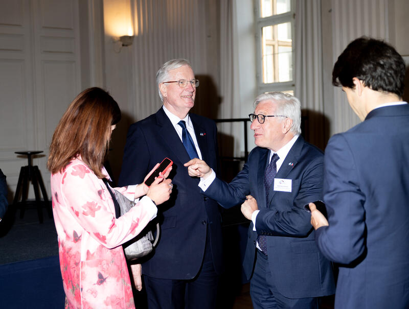 Doris Birkhofer, Président & CEO Siemens – France BeLux Maghreb Region, Michel Barnier, LR, ehem. Premierminister, Außenminister, Landwirtschaftsminister, EU- Kommissar, bei der Feier zu 40 Jahre Club Éco - Deutsch-französischer Wirtschaftsclub in Bayern am 15.05.2025 im Max-Joseph-Saal der Residenz in München.   --   Doris Birkhofer, Président & CEO Siemens – France BeLux Maghreb Region, Michel Barnier, LR, former prime minister of France and EU commissioner, at the celebration of 40 years of the Club Eco - German-French Economic Club in Bavaria on May 15, 2025 in the Max-Joseph-Saal in the residence in Munich, Germany.