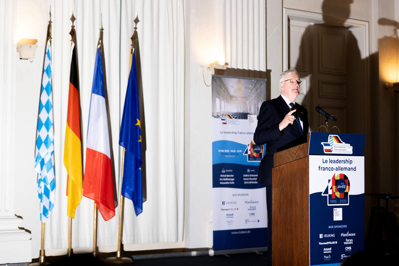 Michel Barnier, LR, ehem. Premierminister, Außenminister, Landwirtschaftsminister, EU- Kommissar, bei der Feier zu 40 Jahre Club Éco - Deutsch-französischer Wirtschaftsclub in Bayern am 15.05.2025 im Max-Joseph-Saal der Residenz in München.   --   Michel Barnier, LR, former prime minister of France and EU commissioner, at the celebration of 40 years of the Club Eco - German-French Economic Club in Bavaria on May 15, 2025 in the Max-Joseph-Saal in the residence in Munich, Germany.