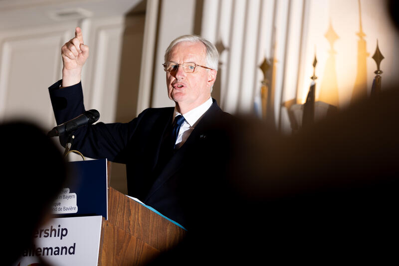 Michel Barnier, LR, ehem. Premierminister, Außenminister, Landwirtschaftsminister, EU- Kommissar, bei der Feier zu 40 Jahre Club Éco - Deutsch-französischer Wirtschaftsclub in Bayern am 15.05.2025 im Max-Joseph-Saal der Residenz in München.   --   Michel Barnier, LR, former prime minister of France and EU commissioner, at the celebration of 40 years of the Club Eco - German-French Economic Club in Bavaria on May 15, 2025 in the Max-Joseph-Saal in the residence in Munich, Germany.