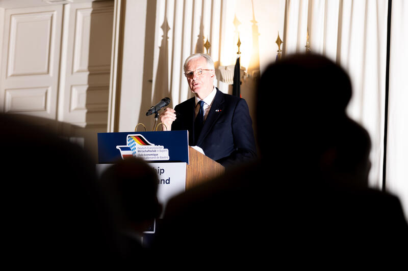 Michel Barnier, LR, ehem. Premierminister, Außenminister, Landwirtschaftsminister, EU- Kommissar, bei der Feier zu 40 Jahre Club Éco - Deutsch-französischer Wirtschaftsclub in Bayern am 15.05.2025 im Max-Joseph-Saal der Residenz in München.   --   Michel Barnier, LR, former prime minister of France and EU commissioner, at the celebration of 40 years of the Club Eco - German-French Economic Club in Bavaria on May 15, 2025 in the Max-Joseph-Saal in the residence in Munich, Germany.