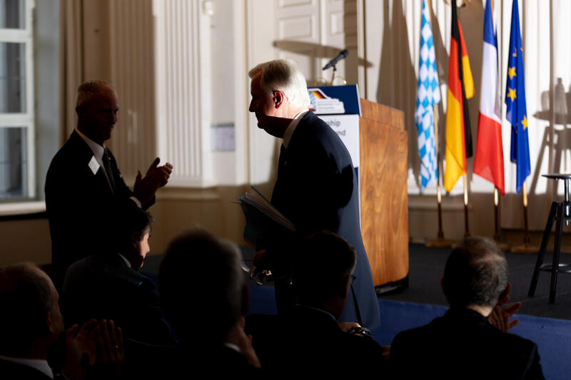Michel Barnier, LR, ehem. Premierminister, Außenminister, Landwirtschaftsminister, EU- Kommissar, bei der Feier zu 40 Jahre Club Éco - Deutsch-französischer Wirtschaftsclub in Bayern am 15.05.2025 im Max-Joseph-Saal der Residenz in München.   --   Michel Barnier, LR, former prime minister of France and EU commissioner, at the celebration of 40 years of the Club Eco - German-French Economic Club in Bavaria on May 15, 2025 in the Max-Joseph-Saal in the residence in Munich, Germany.