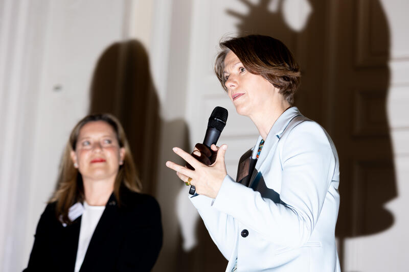 Sabine Scheunert, Vorsitzende der Geschäftsführung Zentraleuropa, DASSAULT Systèmes Deutschland GmbH, Karen Florschütz, Executive Vice President Connected Intelligence, Airbus Defence and Space, bei der Feier zu 40 Jahre Club Éco - Deutsch-französischer Wirtschaftsclub in Bayern am 15.05.2025 im Max-Joseph-Saal der Residenz in München.   --   Sabine Scheunert, General Manager Central Europe DASSAULT Systèmes Deutschland GmbH, Karen Florschuetz, Executive Vice President Connected Intelligence, Airbus Defence and Space, at the celebration of 40 years of the Club Eco - German-French Economic Club in Bavaria on May 15, 2025 in the Max-Joseph-Saal in the residence in Munich, Germany.