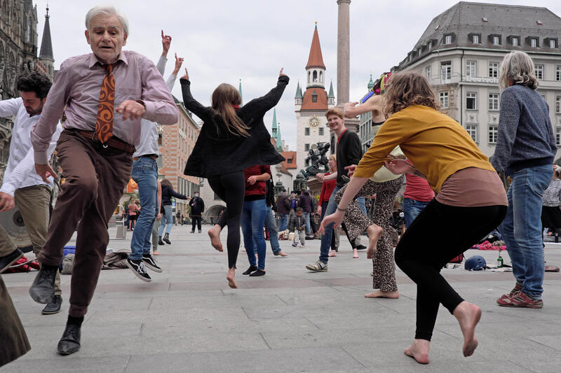Deutschland, München, Corona Pandemie, Proteste mit Corona Bezug, Tanz und Meditationsdemo gegen Corona Massnahmen mit Teilnehmern aus der Yoga- und Esoterikszene, 8/6/2020, 

Germany, Munich, Corona Pandemic, Corona-related protests, dance and meditation demonstration against Corona measures with participants from the yoga and esoteric scene, 8/6/2020,